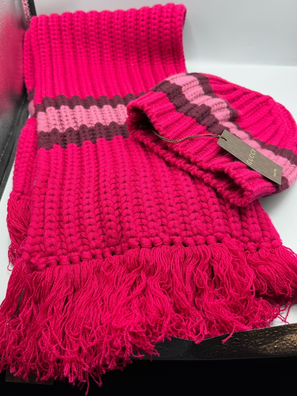 Gucci fuchsia pink knit scarf and beanie set